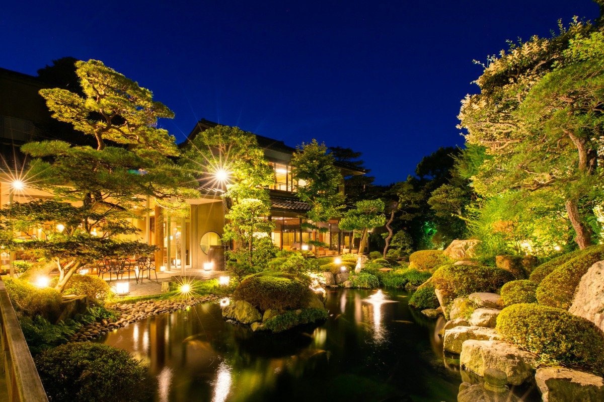ライトアップされて幻想的な夜の日本庭園 