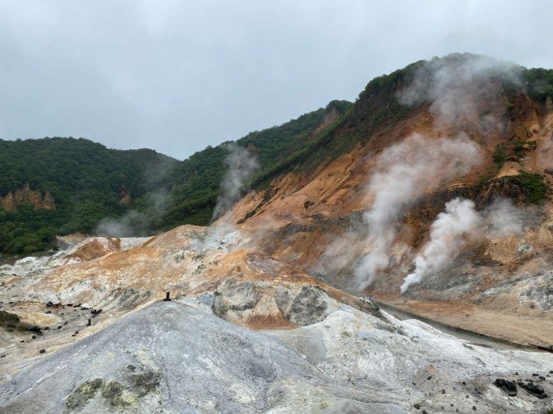 荒涼とした大地から常に湯煙が上がります