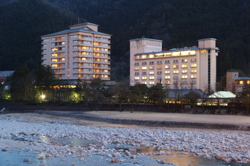 飛騨川に面した大型旅館で眺望は抜群