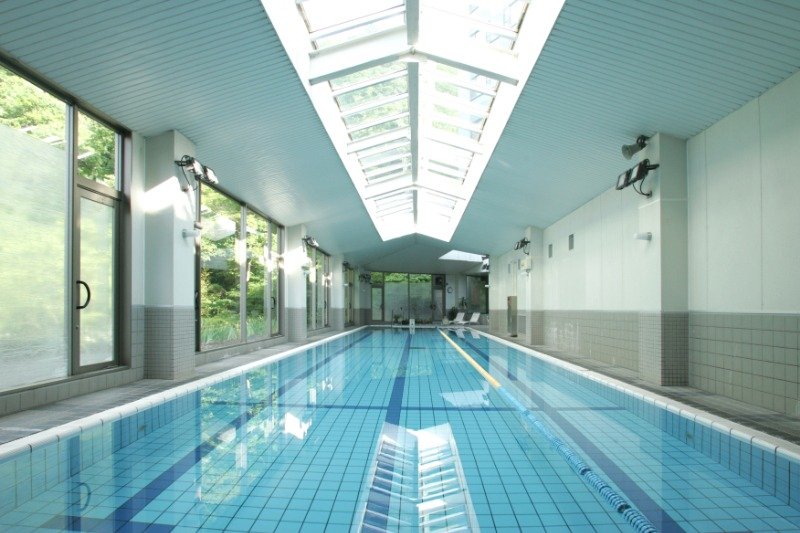 専属インストラクターの指導も受けられる25メートルの室内温泉プール 