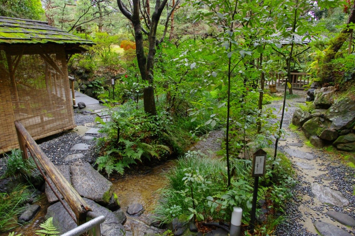 自然の小川のほとりにある東屋（あづまや）や足湯