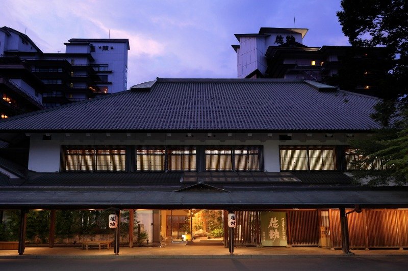 歴代の当主が湯守を務めてきた伝承千年の宿    