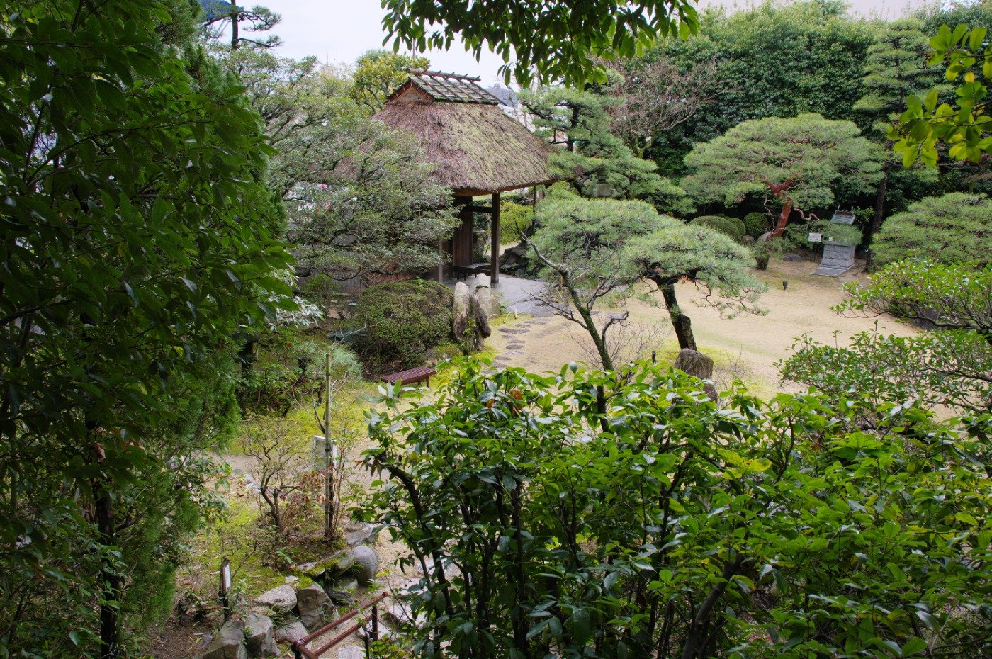 川が流れ、約200種類の植物が生育する自然庭園「詠風庭」 