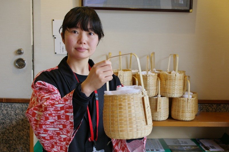 湯めぐりの宿泊客には、石けんなどを入れる「湯かご」を用意