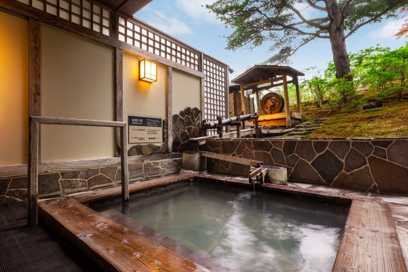 「金蔵の湯」は木造りの風情ある浴槽