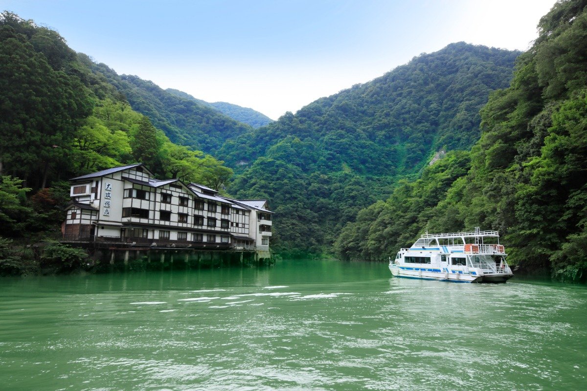 遊覧船で庄川峡の景色を眺めながら宿へ    