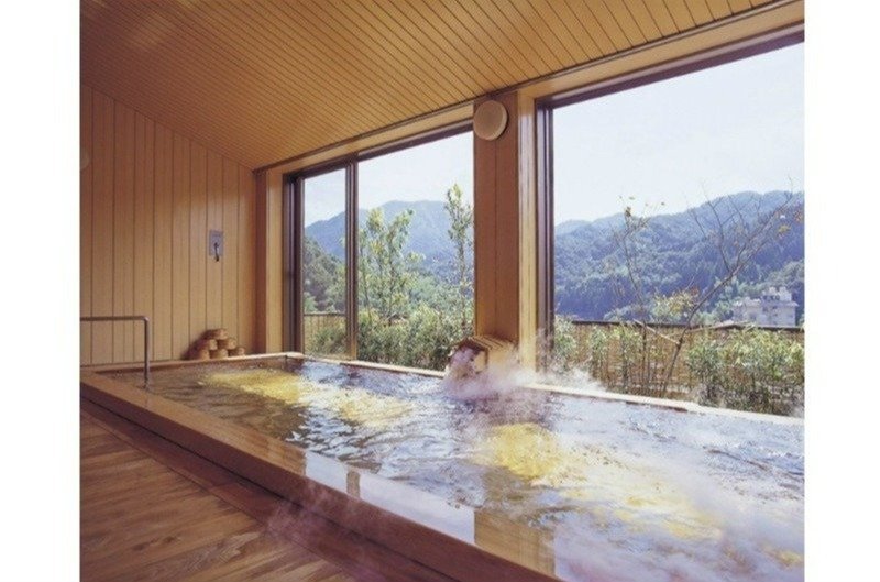 開放感溢れる展望桧風呂「和みの湯」
