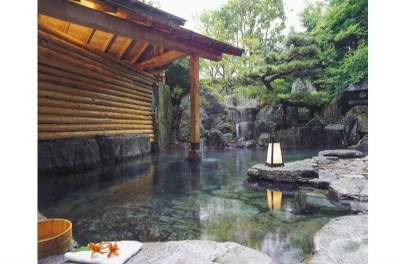 日本庭園を望む「やくしの湯」の露天風呂