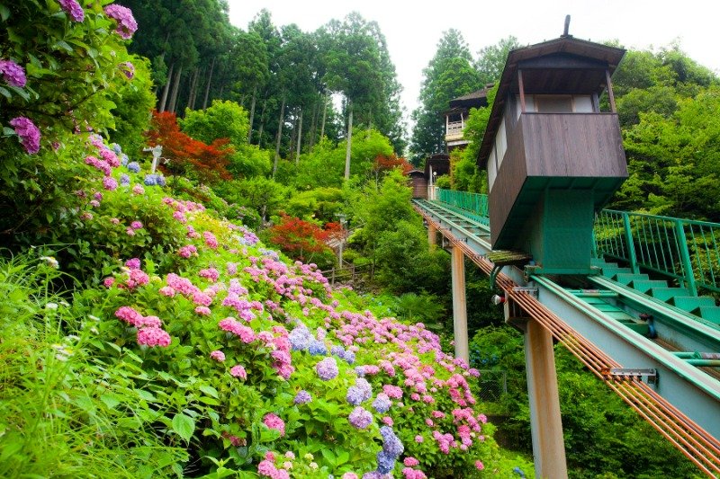 小屋風のケーブルカーに乗って天空露天風呂へ 