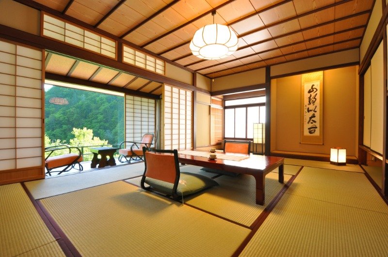介山荘のスタンダードな客室。半露天風呂付きの客室もあります 