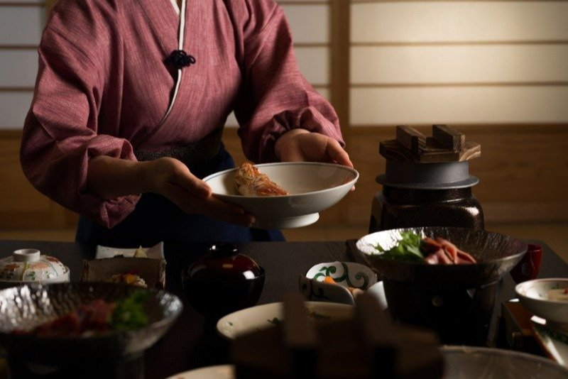 スタッフができたてを配膳する本館の部屋食