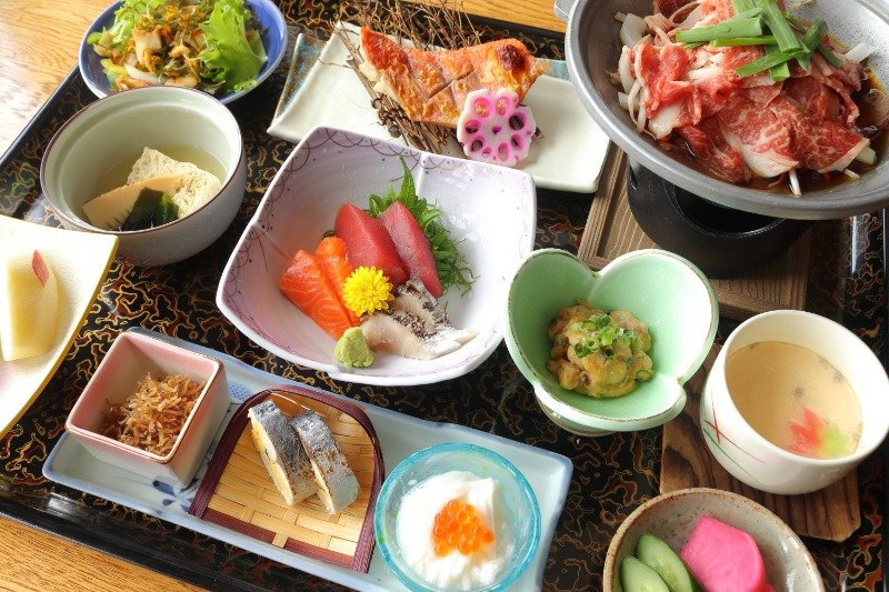 青森の旬の食材を使った旅館食のお膳料理 