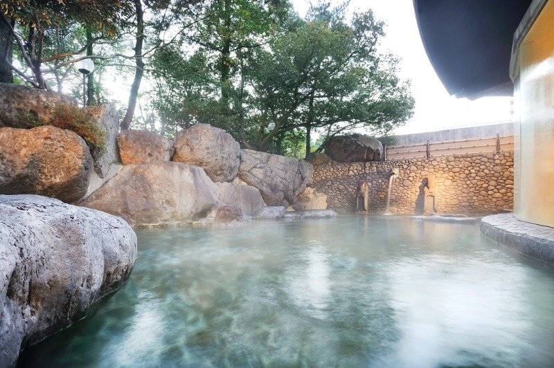 男性用の豪快な野天風呂「龍神の湯」