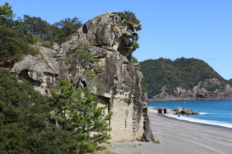 まるで獅子がほえているかのような「獅子岩」