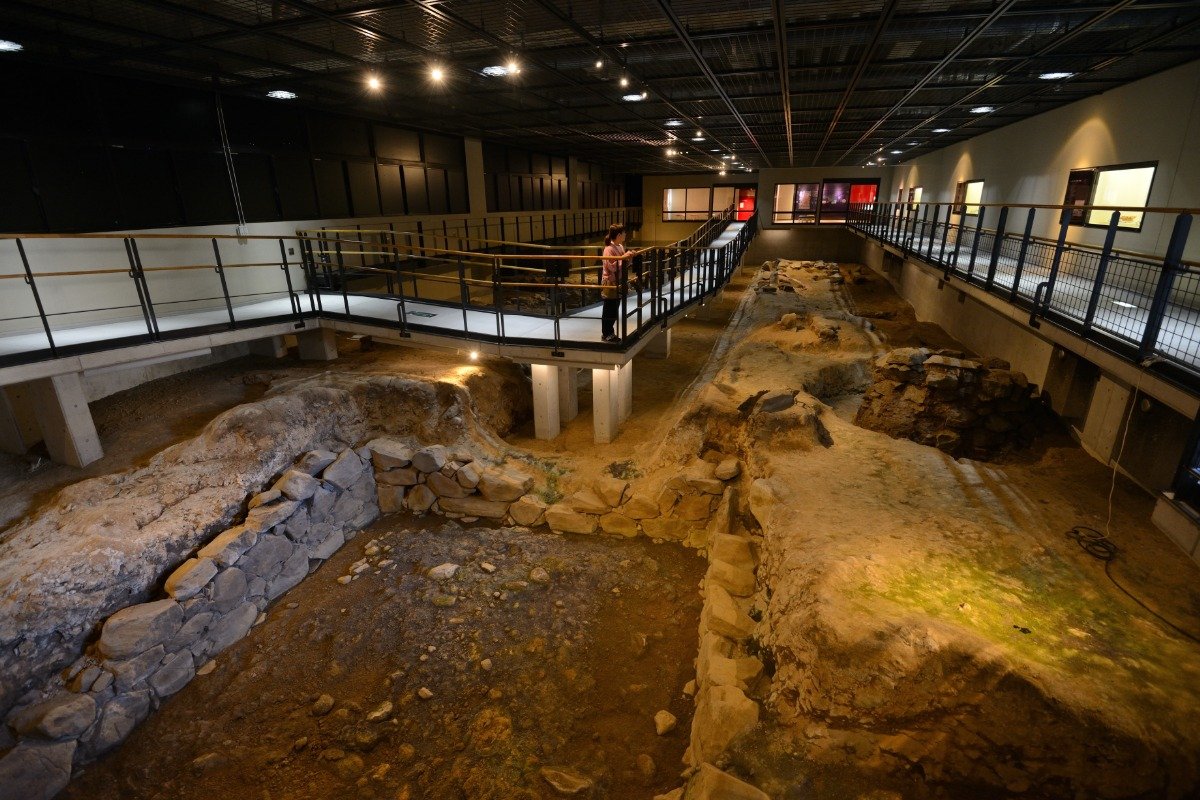 用途不明の大型石組地下室などを展示
