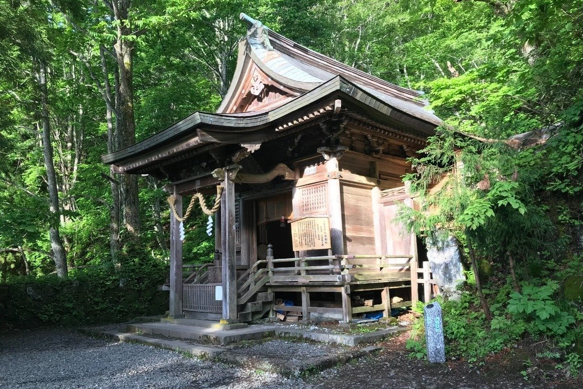 水の流れを象徴する9つの頭をもつ龍を祀ります