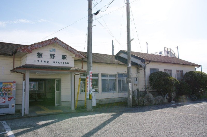 板野駅。板野町はレンコンの名産地