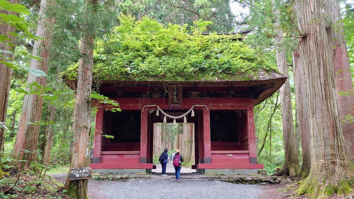 左右に随神像を備えた随神門