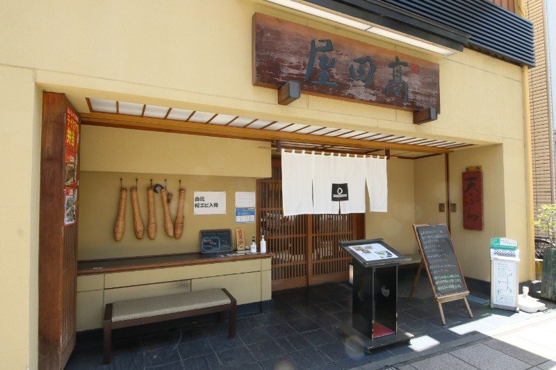 大通りに面した玄関