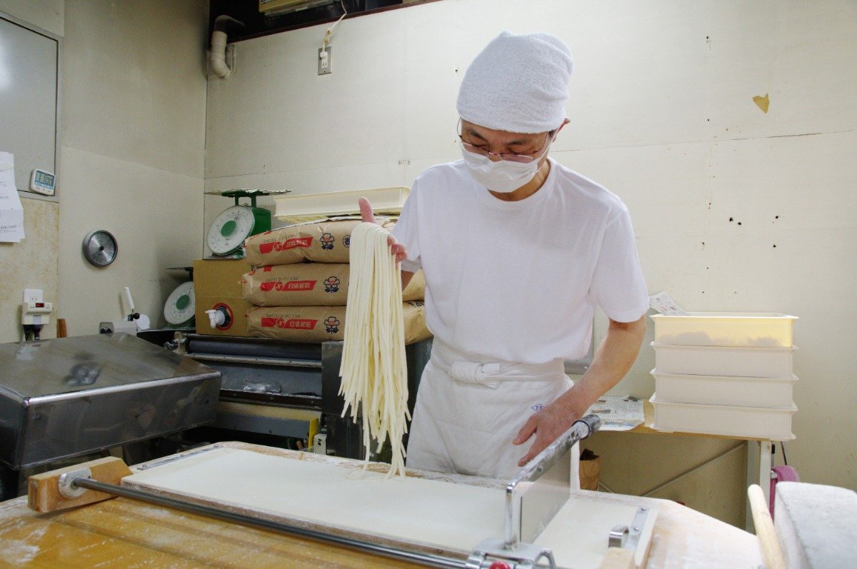 手打ちが讃岐うどんの魅力のひとつ