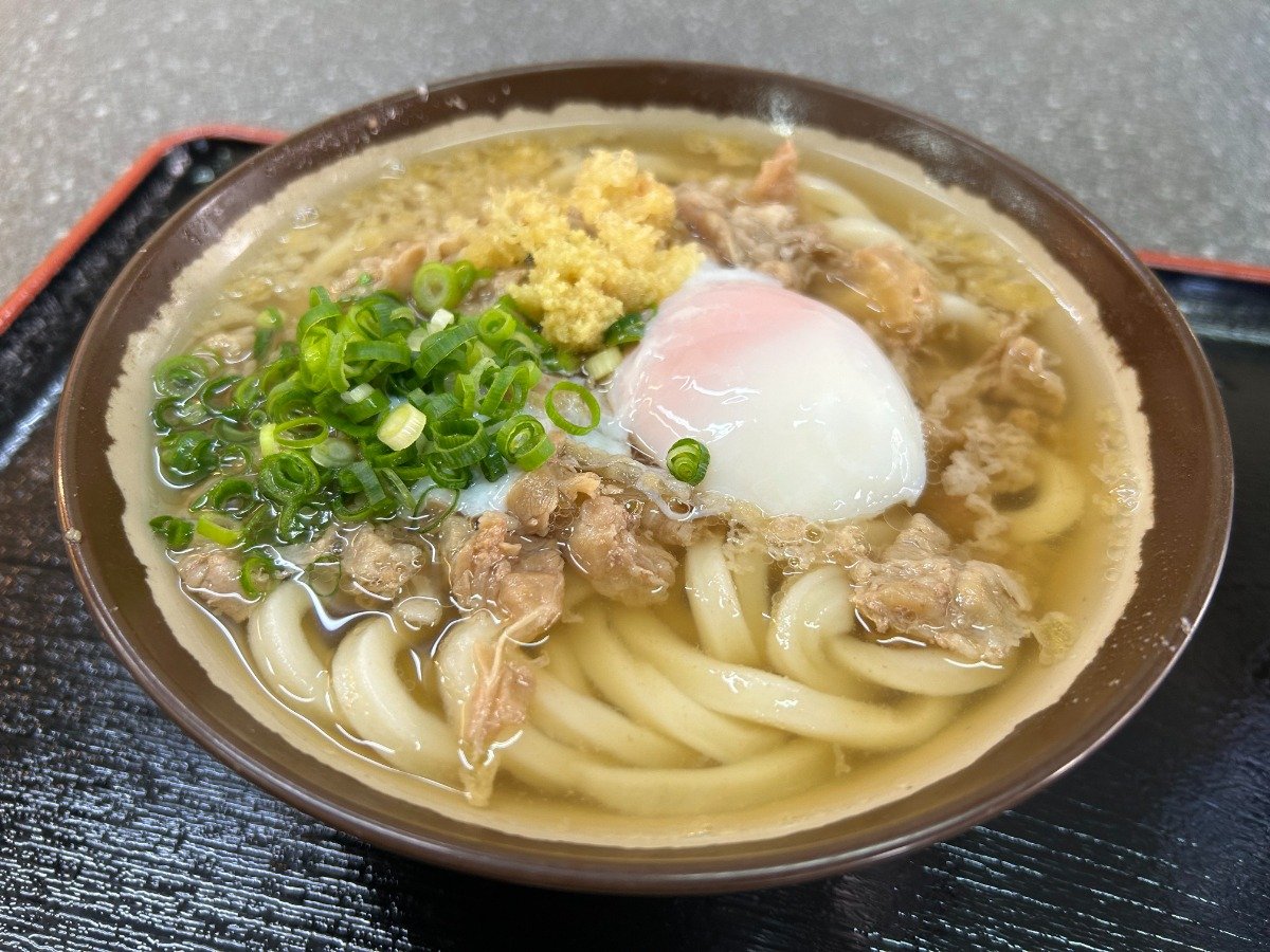  「肉うどん（小）」580円と温玉100円