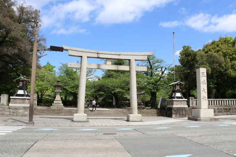 旧東海道沿いに立つ鳥居