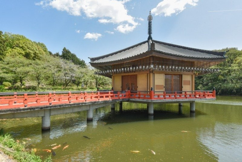 秘仏の十二天御尊軸などを祀（まつ）る金閣浮御堂（霊宝館）