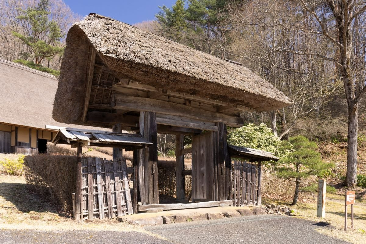 立派な薬医門がある旧菅野家住宅