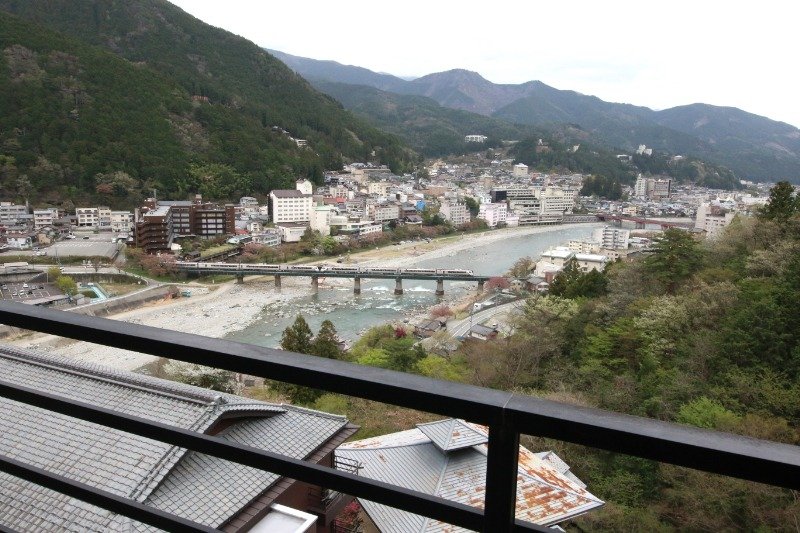 町の真ん中をゆったり流れる飛騨川