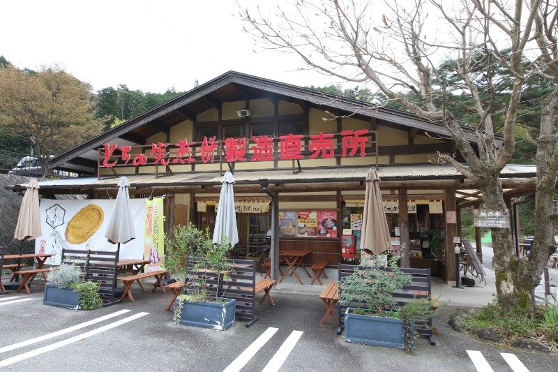 「とちの実煎餅」は店内で手焼きしています