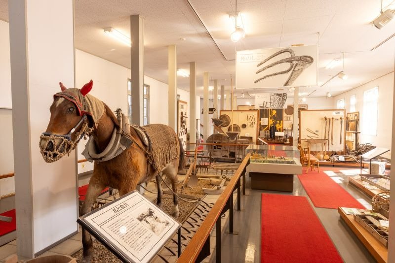 民俗資料館では農作業の道具や当時の日用品などを展示
