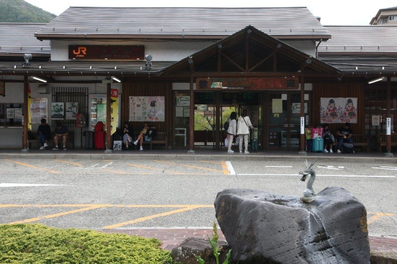 落ち着いた雰囲気の駅舎