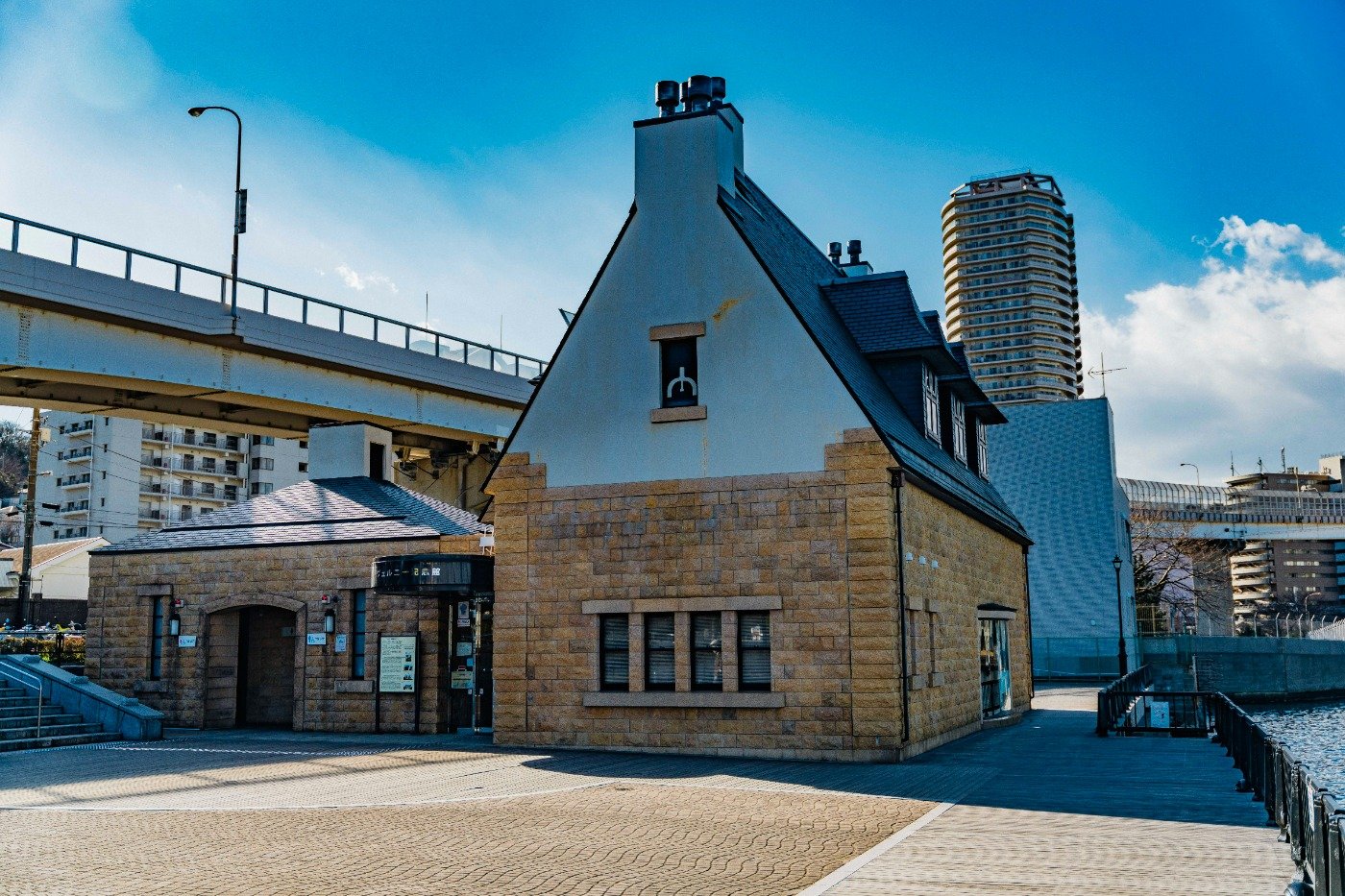 駅を出ると、すぐ正面にある「ヴェルニー記念館」
