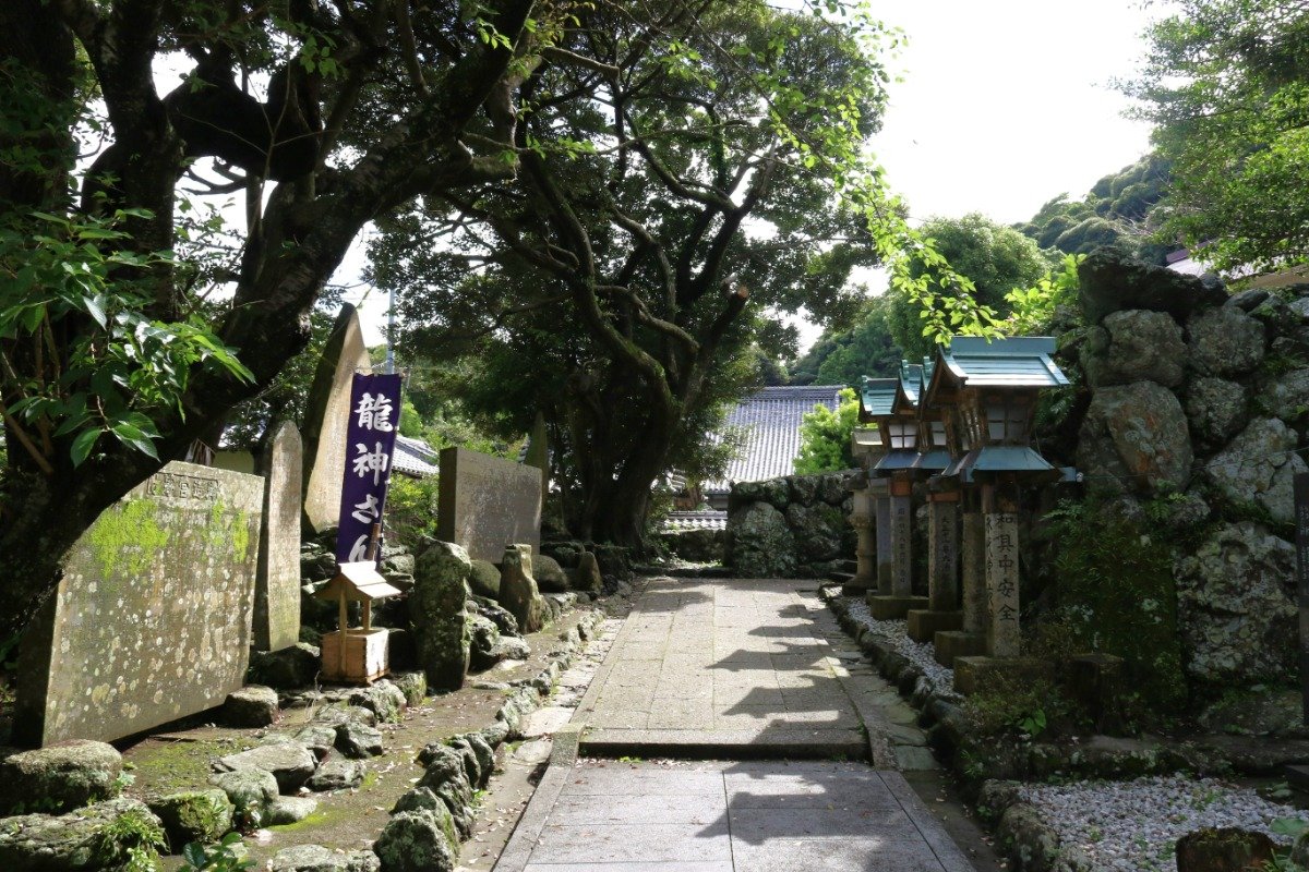 美多羅志神社の参道。左の木が「龍神さん」