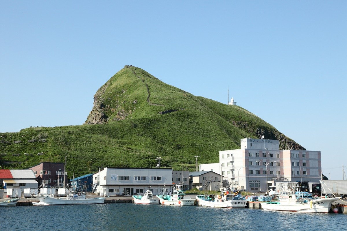 背後のペシ岬は利尻山を望む名所として人気