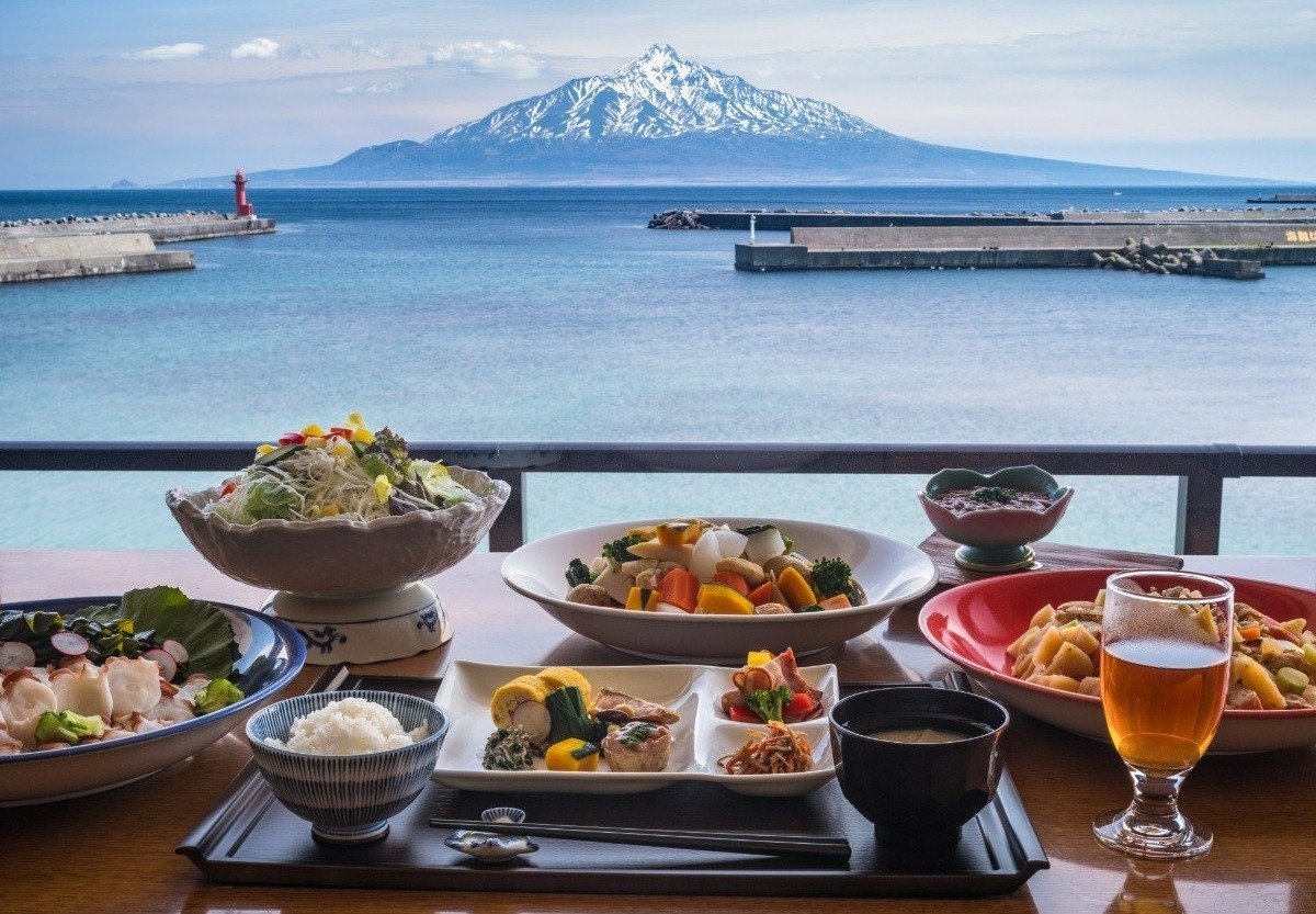 利尻昆布だしを使った料理などが並ぶ朝食