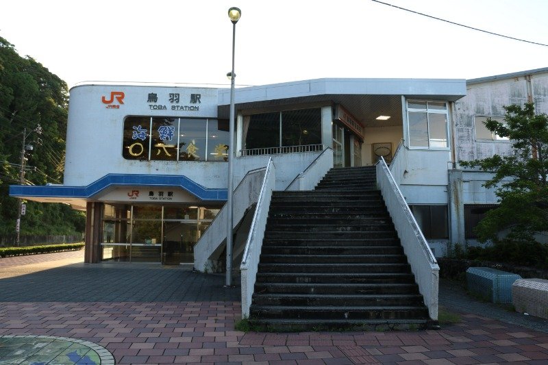 観光シーズンにはにぎわう駅