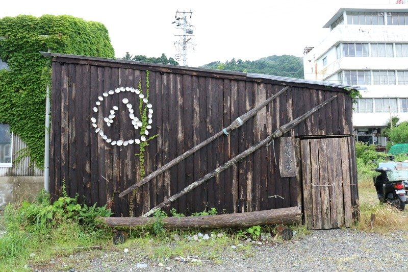 小屋は地元の人たちの手づくりなのだそう