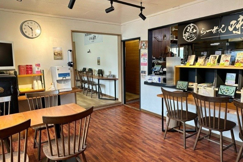 店内は奥に広く、約46席を備えます