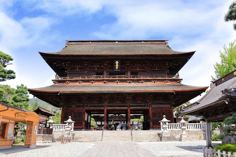 江戸時代の建築である山門。セット参拝券で楼上に登拝できます