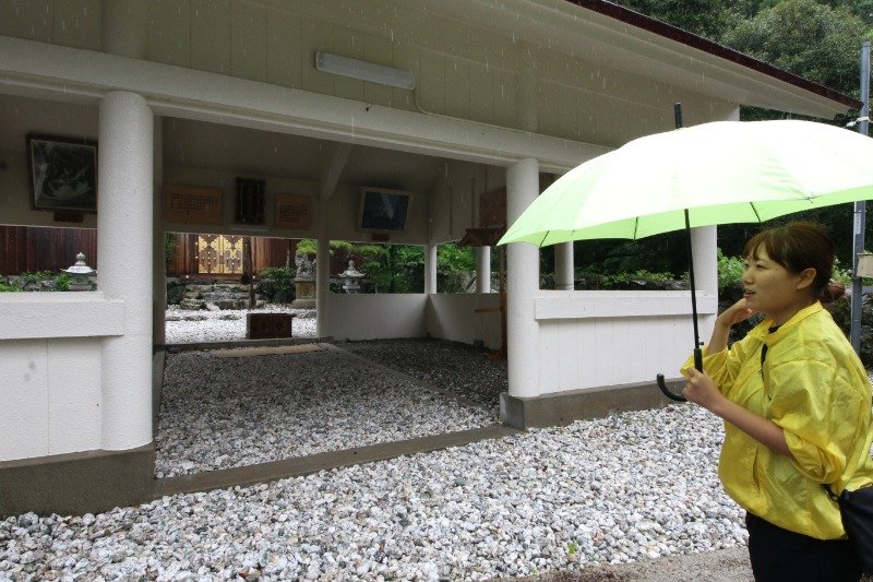 島の人の信仰心について話す山下さん