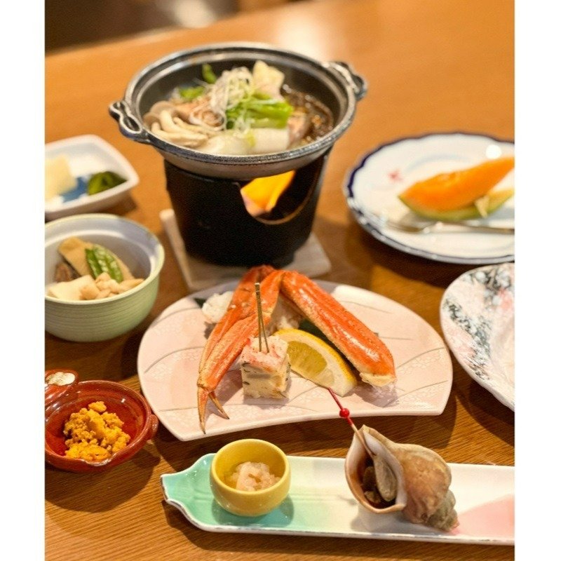 漁期の4〜9月は島でとれたウニも夕食に