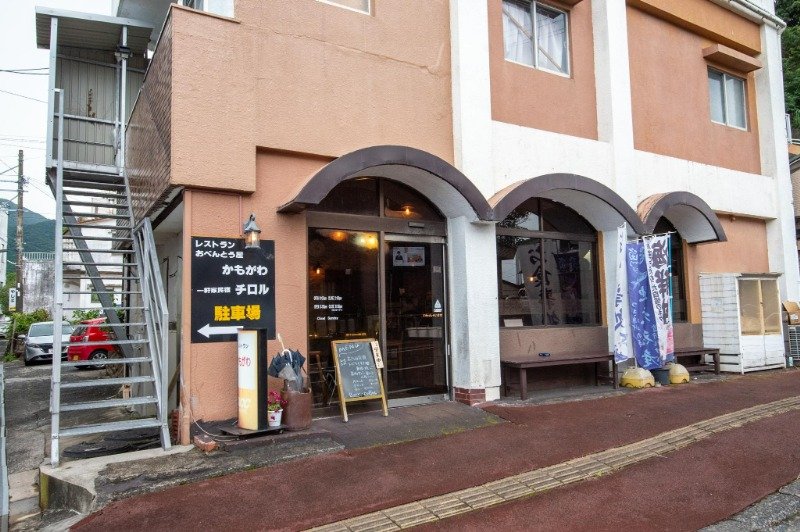 安房川河口に架かる安房大橋の近く。弁当店が併設