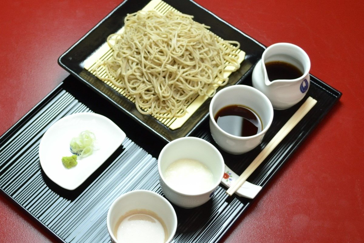 3種のつゆがうれしい「藤木庵」の「ごくらく」。二八1460円、十割1560円