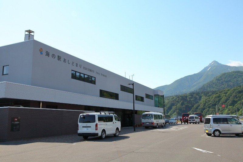 利尻山を望むきれいなターミナルビル