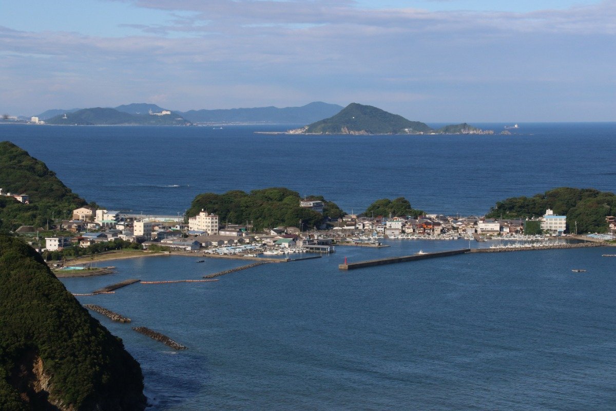 和具の町の向こうに渥美半島が見えます