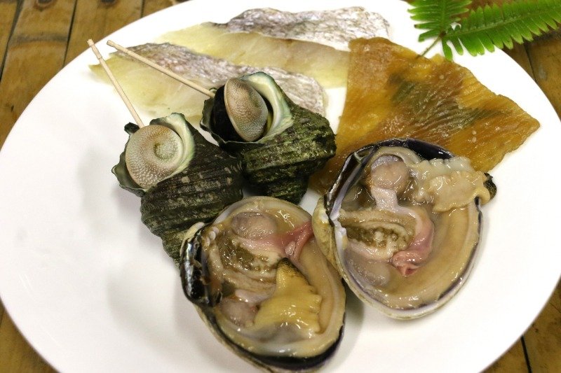 提供される魚介は季節により異なります（写真は2人分）