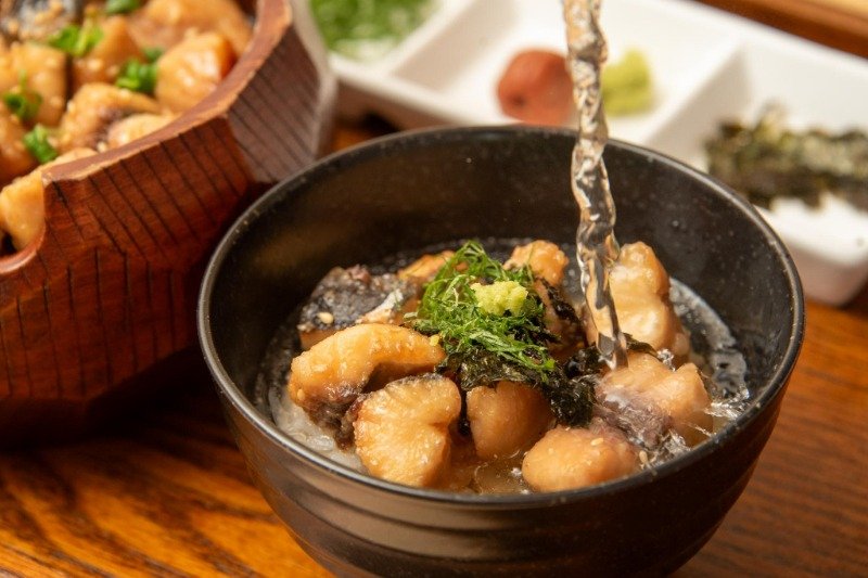 薬味をのせてアゴだしを注ぎ、お茶漬け風に