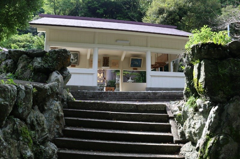 石段を上がると美多羅志神社の拝殿があります