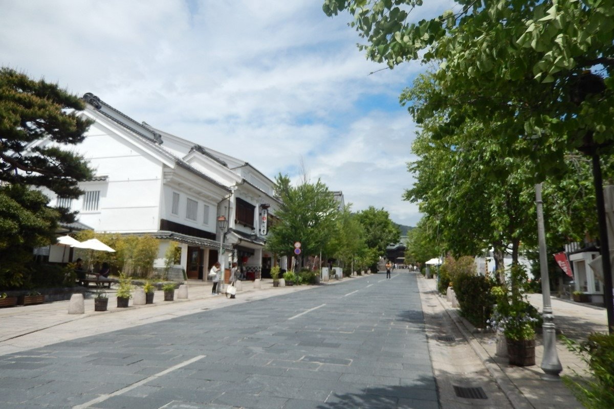 善光寺門前の町並み。信州門前そばの会の店が点在しています